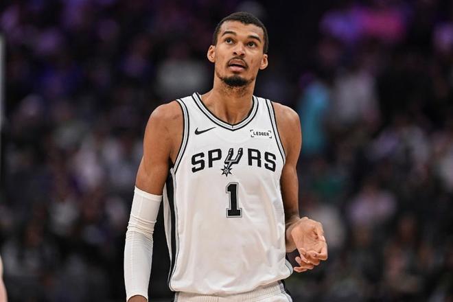 马刺三杀国王狂胜38分 福克斯率队巩固西部第二