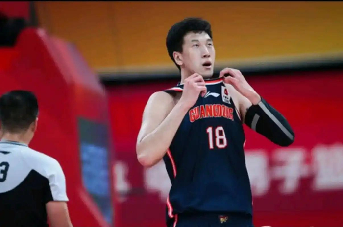 广东宏远季后赛首战惨败 战术失误暴露短板