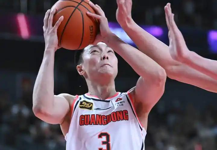 广东宏远季后赛首战惨败 战术失误暴露短板
