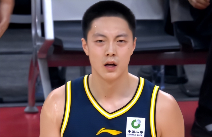 广东宏远季后赛首战惨败 战术失误暴露短板