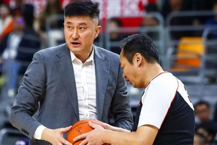 广东宏远季后赛首战惨败 战术失误暴露短板